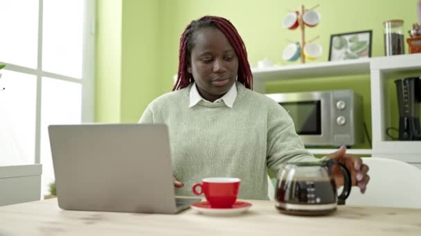 Mulher Africana Com Cabelo Trançado Usando Laptop Beber Café Sala — Vídeo de Stock