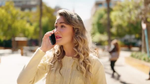 Ung Blond Kvinna Ler Säker Talar Smartphone Promenader Parken — Stockvideo
