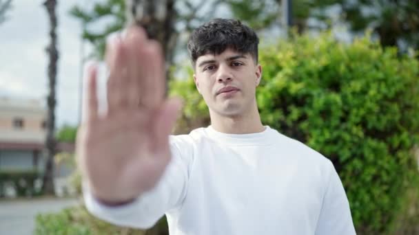 Jonge Spaanse Man Doet Stop Gebaar Met Hand Het Park — Stockvideo