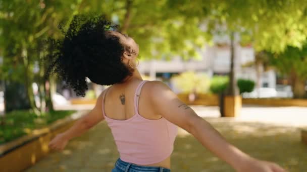 Joven Mujer Hispana Sonriendo Confiada Respirando Parque — Vídeos de Stock