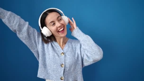 Молода Красива Іспаномовна Жінка Посміхається Впевнено Слухаючи Музику Танцює Над — стокове відео