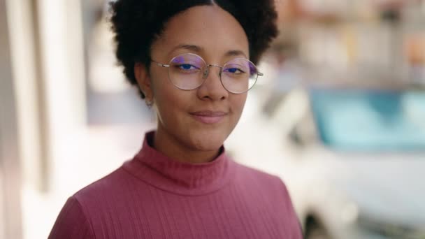Sokakta Kendine Güvenen Afrikalı Amerikalı Kadın Gülümsüyor — Stok video