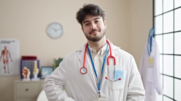 Jonge Spaanse Man Dokter Doet Duim Omhoog Kliniek — Stockvideo