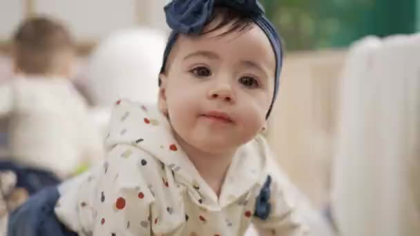 愛らしい幼児クロールオンベッドでリラックスした式でベッドルーム — ストック動画