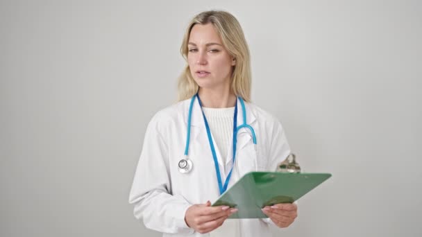 Молода Блондинка Лікар Читає Документ Кишені Над Ізольованим Білим Тлом — стокове відео