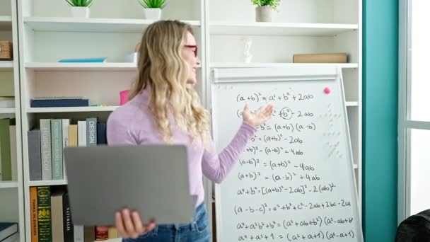 Jovem Loira Professora Ensinando Matemática Lição Segurando Laptop Sala Aula — Vídeo de Stock