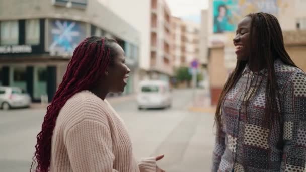 Två Afrikanska Amerikanska Kvinnor Ler Tryggt Och Talar Gatan — Stockvideo