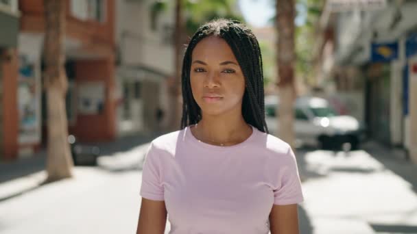 Afro Amerikaanse Vrouw Doet Negatief Teken Met Duim Naar Beneden — Stockvideo