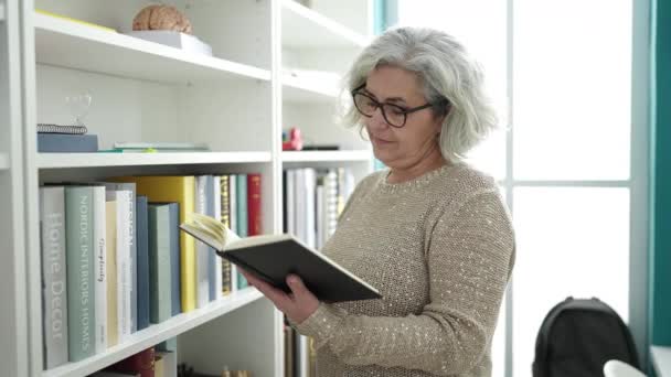 Mulher Meia Idade Com Professor Cabelo Cinza Sorrindo Livro Leitura — Vídeo de Stock
