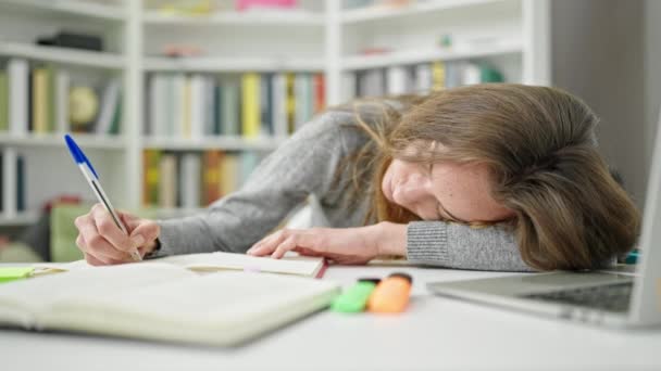 Jovem Caucasiana Estudante Cansado Escrevendo Notebook Universidade Biblioteca — Vídeo de Stock