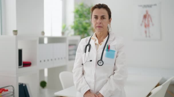 Frau Mittleren Alters Arztuniform Steht Klinik — Stockvideo