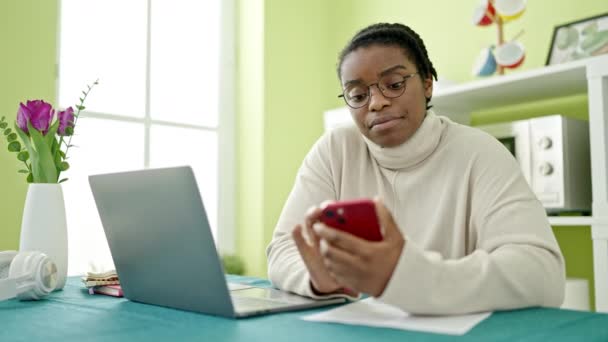 Mujer Afroamericana Usando Laptop Smartphone Comedor — Vídeos de Stock