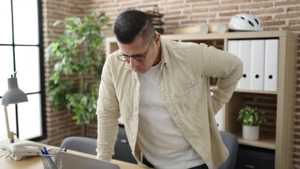 Junger Hispanischer Geschäftsmann Leidet Unter Rückenschmerzen Büro — Stockvideo