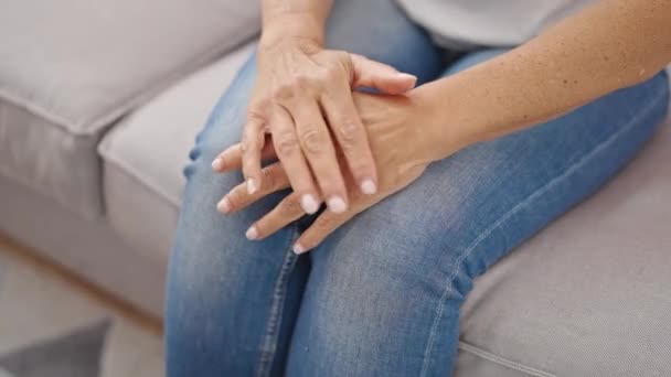 Mulher Hispânica Meia Idade Sentada Sofá Com Mãos Nos Joelhos — Vídeo de Stock
