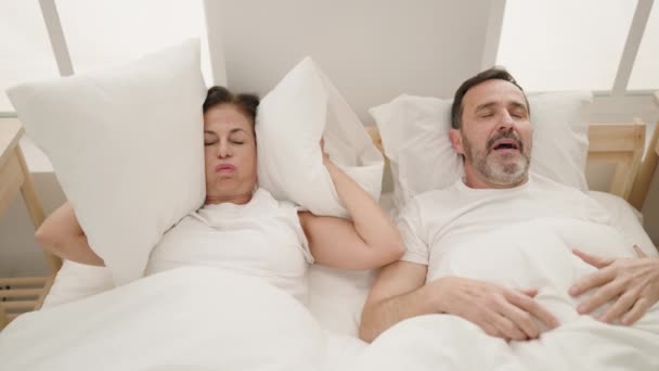 男人和女人睡在床上 在卧室打呼噜 — 图库视频影像
