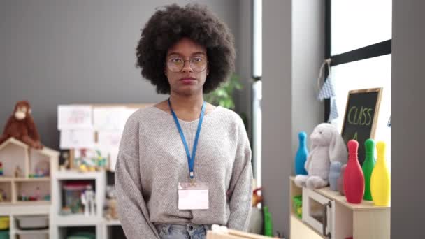 Afrykańska Amerykańska Nauczycielka Uśmiechająca Się Pewna Siebie Stojąca Rękami Skrzyżowanymi — Wideo stockowe