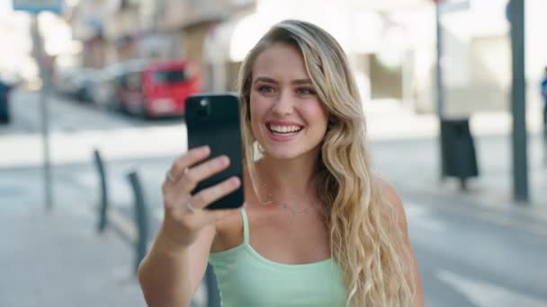 Молода Блондинка Посміхається Впевнений Має Відеодзвінок Вулиці — стокове відео