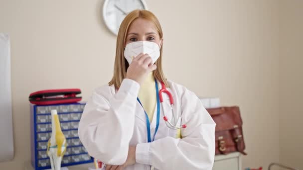 Молода Блондинка Лікар Посміхається Впевнено Носить Медичну Маску Клініці — стокове відео