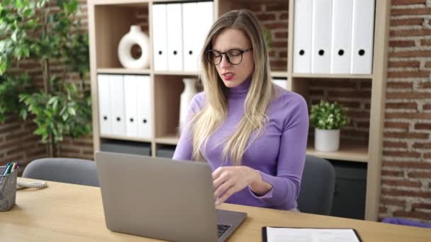 Junge Blonde Geschäftsfrau Mit Laptop Wegen Rückenschmerzen Büro Gestresst — Stockvideo