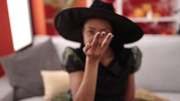 Африканская Американка Костюме Ведьмы Делает Волшебный Жест Дома — стоковое видео