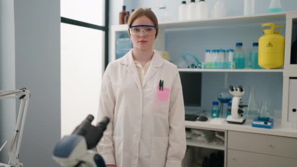 Νεαρή Ξανθιά Γυναίκα Φορώντας Επιστημονική Στολή Στέκεται Χέρια Σταυρωμένα Χειρονομία — Αρχείο Βίντεο
