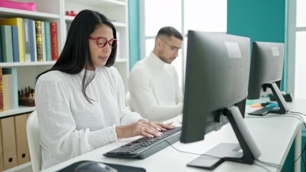 男性と女性大学の教室で強調されたコンピュータを使用して学生 — ストック動画