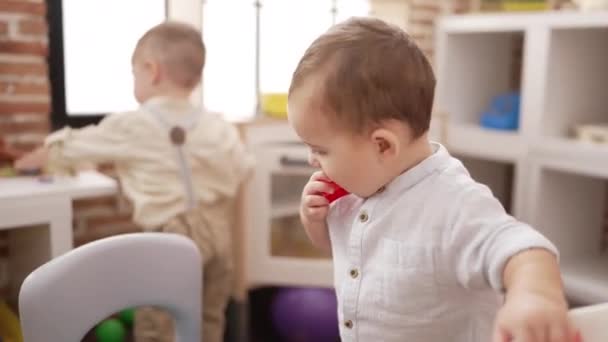 Två Bedårande Småbarn Suger Byggklossar Stående Dagis — Stockvideo