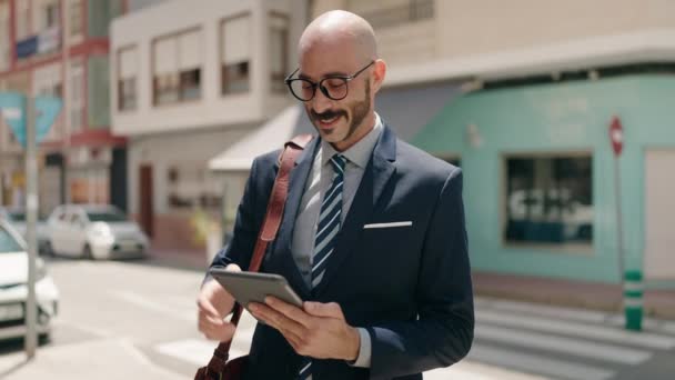 Joven Ejecutivo Hispano Sonriendo Confiado Usando Touchpad Calle — Vídeos de Stock