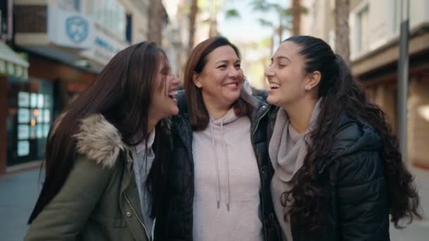 Mãe Filhas Sorrindo Confiantes Abraçando Uns Aos Outros Falando Rua — Vídeo de Stock