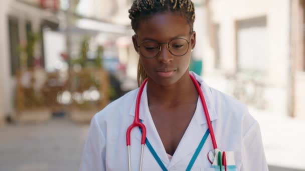 Afrikai Amerikai Orvos Mosolygós Magabiztos Áll Utcán — Stock videók