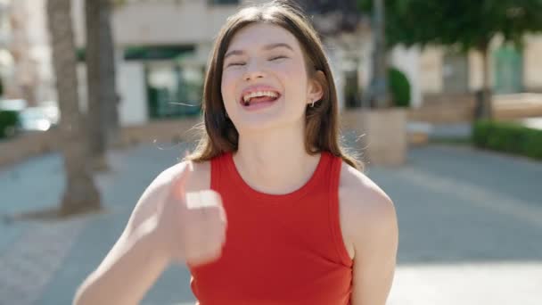 Junge Kaukasierin Lächelt Selbstbewusst Und Macht Schild Mit Erhobenem Daumen — Stockvideo