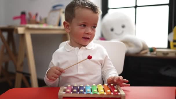 Förtjusande Barn Som Spelar Xylofon Dagis — Stockvideo