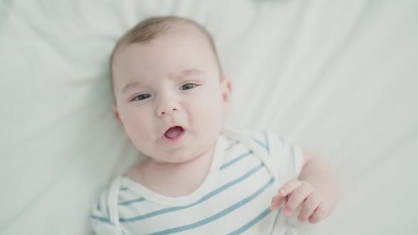 Schattige Blanke Baby Liggend Bed Met Ontspannen Uitdrukking Slaapkamer — Stockvideo