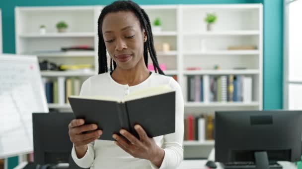 Estudiante Afroamericana Leyendo Libro Pie Aula Universitaria — Vídeos de Stock
