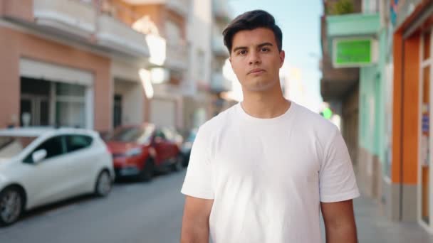 Молодой Латиноамериканец Уверенно Улыбающийся Стоя Скрещенными Руками Улице — стоковое видео