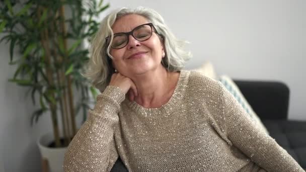 Žena Středního Věku Šedými Vlasy Sedí Pohovce Uvolněný Doma — Stock video