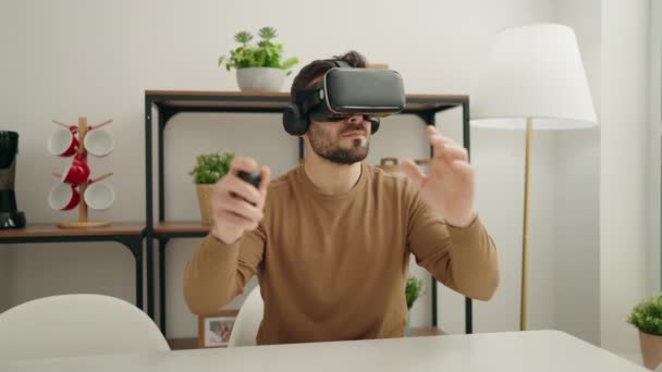 Joven Hispano Jugando Videojuegos Usando Gafas Realidad Virtual Casa — Vídeos de Stock