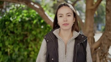 Parkta kendine güvenen güzel, İspanyol bir kadın.