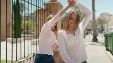 Sokakta dans eden iki kadın anne ve kız.