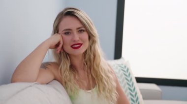 Evdeki kanepede oturan kendine güvenen güzel İspanyol kadın.