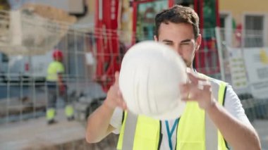 Genç İspanyol mimar sokakta kendine güvenen bir şapka takıyor.