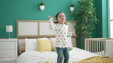 Sevimli kız gülümsüyor kendine güveniyor Noel ağacının yanında oturuyor ve hediyeler yatak odasında