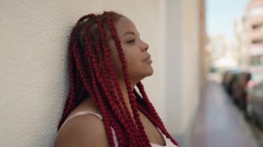 Sokakta duran rahat yüzlü Afrikalı Amerikalı kadın.