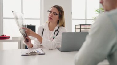 Genç çift doktor ve hasta klinikte röntgen çekiliyor.