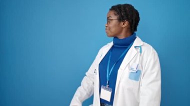 Afro-Amerikalı kadın doktor gülümsüyor.