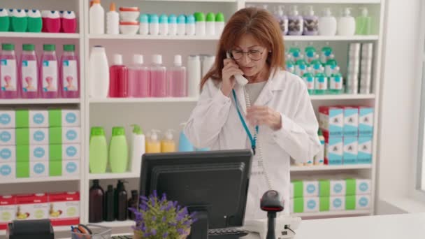 Middle Age Woman Pharmacist Talking Telephone Using Computer Pharmacy — 图库视频影像
