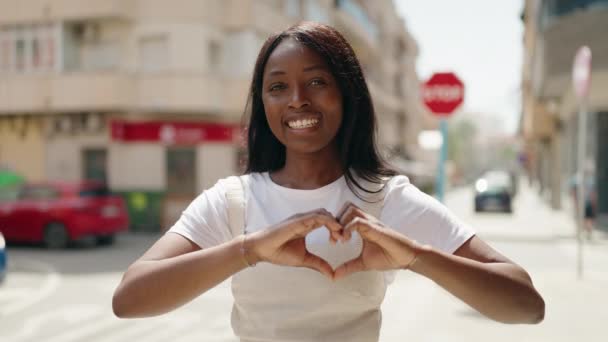Genç Afrikalı Amerikalı Kadın Gülümsüyor Kendine Güveni Tam Sokakta Kalp — Stok video