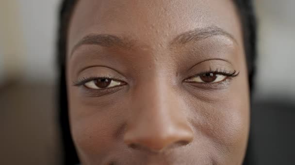 Mujer Afroamericana Sonriendo Confiada Casa — Vídeo de stock