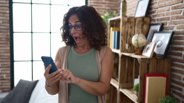 Mujer Hispana Mediana Edad Usando Smartphone Celebrando — Vídeos de Stock