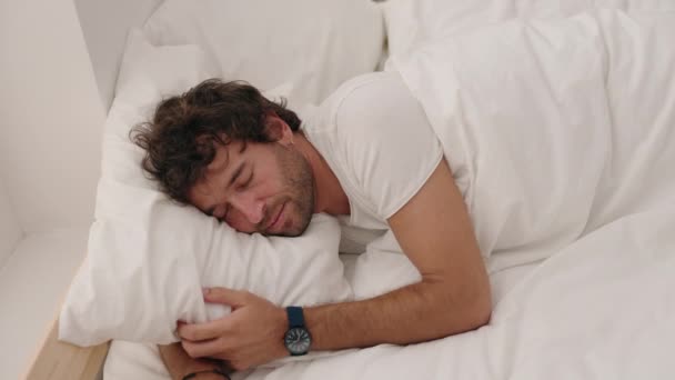 Fiatal Spanyol Férfi Fekszik Ágyon Alszik Hálószobában — Stock videók